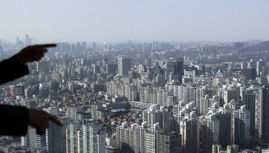 지난 17일 서울 강남구 한국무역협회에서 바라본 강남권 일대에 아파트들이 우뚝 솟아 있다. <연합뉴스>